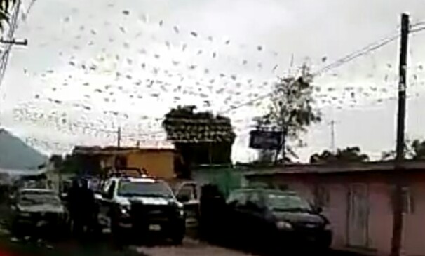Policías disparan contra tianguistas en el Carmen Tequexquitla